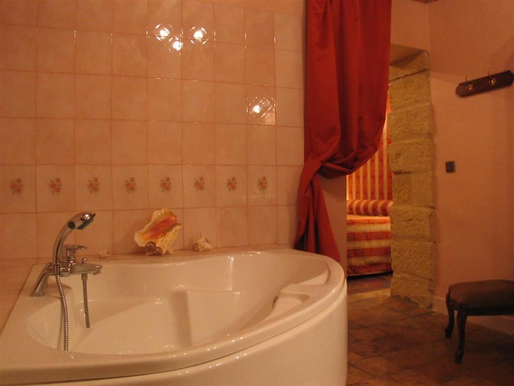 مبيت وإفطار Saint-Bonnet-du-Gard Bize De La Tour الغرفة الصورة